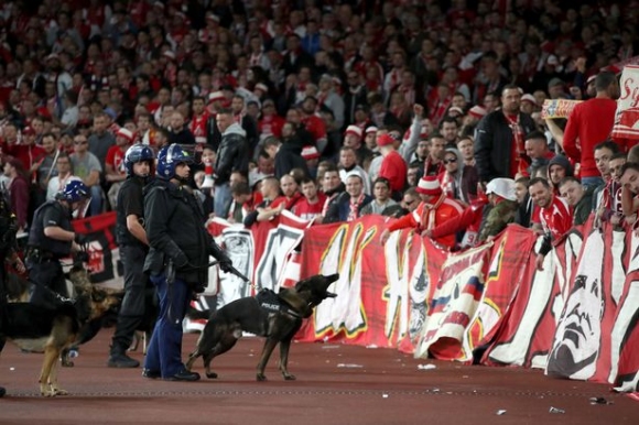 Европейската футболна централа наложи тройно наказание на Кьолн заради поведението