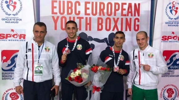 Българските боксьори Боян Асенов в категория до 52 кг и