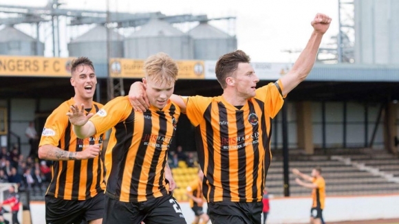 Изключително нелепо и смешно нарушение доведе до дузпа в мача