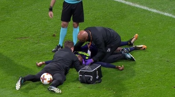 Защитникът на Евертън Куко Мартина, който пострада по време на