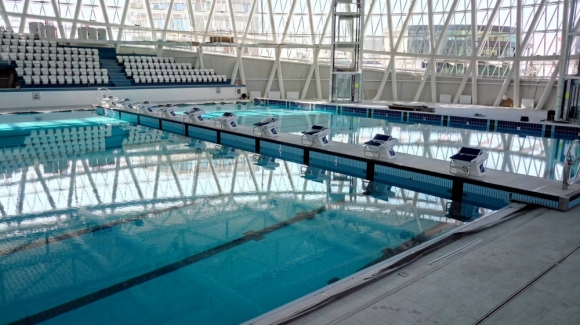 Новият 50-метров плувен басейн в Бургас е напълнен и почти