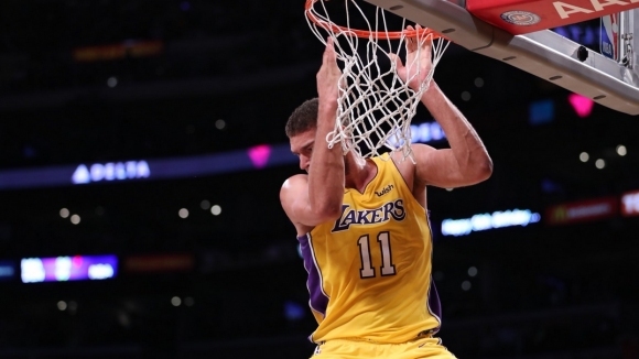 Брук Лопес вкара 34 точки и десет борби срещу своя