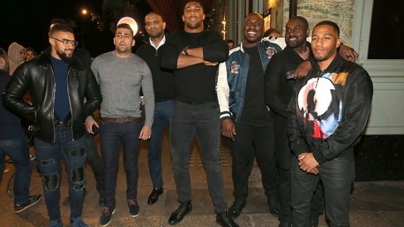 Антъни Джошуа отпразнува победата си над Карлос Такам в мъжка