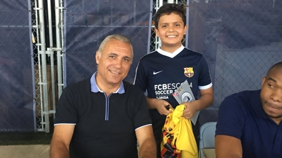 Българското футболно величие Христо Стоичков зарадва малчугани от школата на