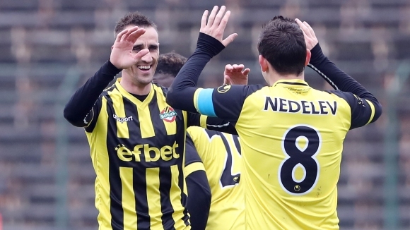 Футболистите на Ботев Пловдив Крум Стоянов и Густаво Алфонсо се