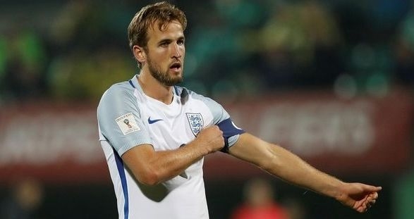 Нападателят на Тотнъм Хари Кейн и съотборникът му в състава