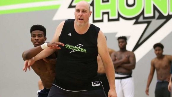 Дан Стодард е значително по-различен от съотборниците си в баскетболния