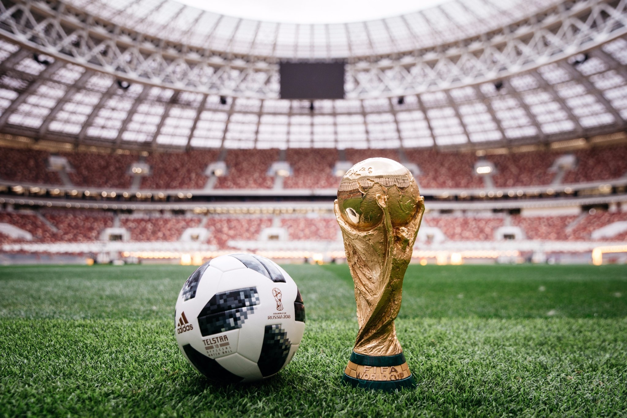 Звезди на световния футбол представиха днес официалната топка на световното