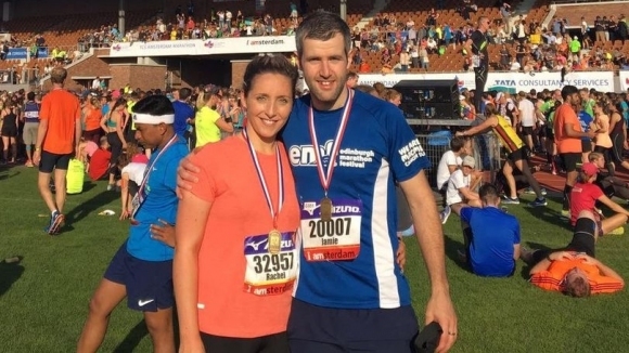 Романтичен бегач избра нестандартен начин да предложи брак на своята