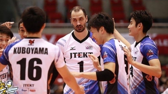Българската волейболна звезда Матей Казийски и тимът на ДжейТЕКТ Стингс