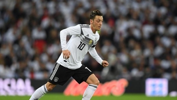 От Атлетико Мадрид са се свързали с халфа на Арсенал