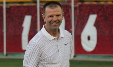 Стойчо Младенов ще остане още една година в казахстанското първенство