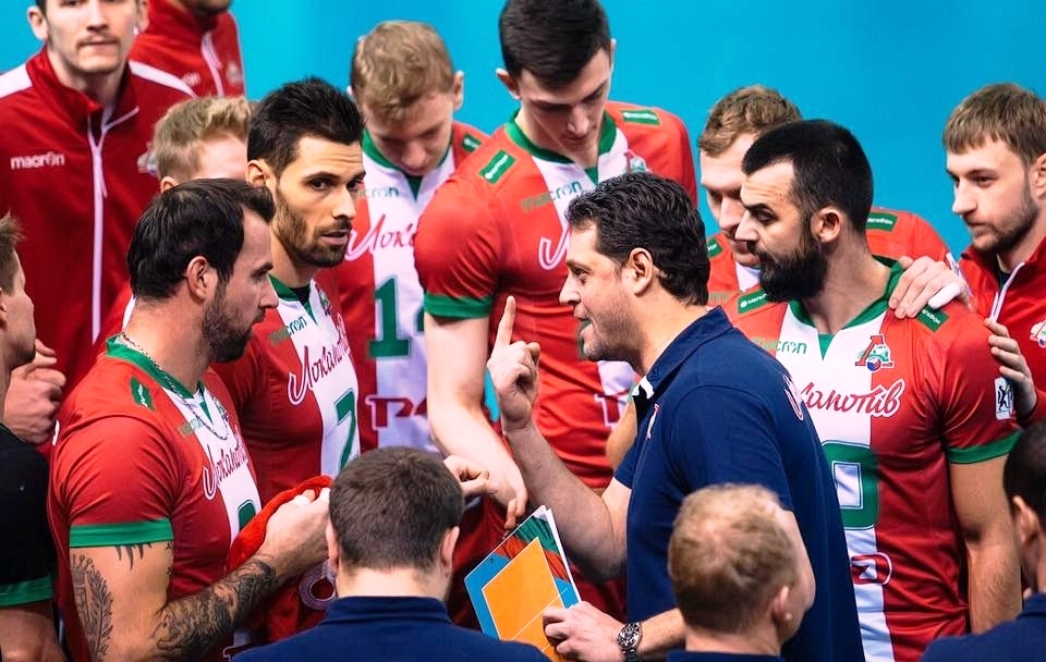 Селекционерът на националния ни волейболен отбор Пламен Константинов и воденият