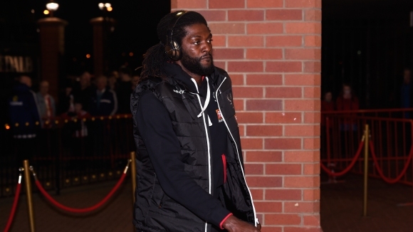 Нападателят на Истанбул ББ Емануел Адебайор си &ldquo;изля душата&rdquo; в