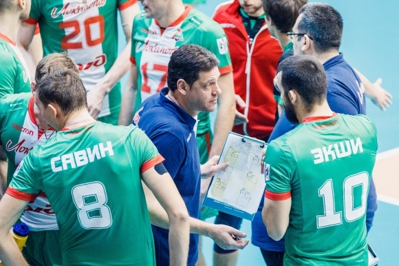 Селекционерът на националния ни волейболен отбор Пламен Константинов и воденият