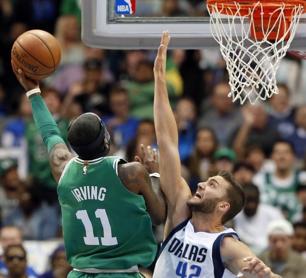 Бостън се наложи със 110:102 над Далас и записа 16-а