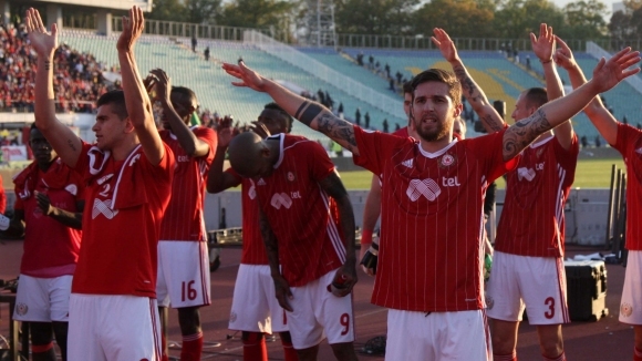 Спортно-техническият щаб на ЦСКА-София гледа на записи футболисти, подвизаващи се