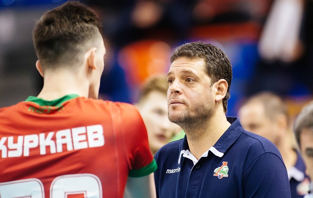 Селекционерът на националния ни волейболен отбор Пламен Константинов и воденият