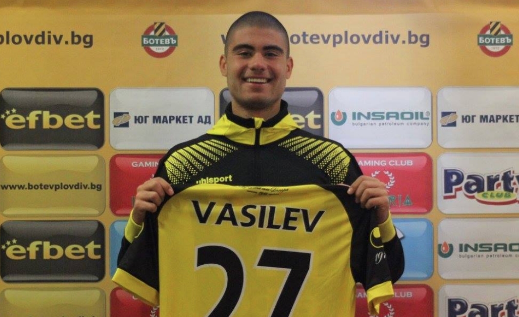 Нападателят от школата на Ботев Пловдив Иван Василев подписа първи