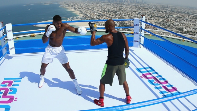 Боксов мач върху покрива на един от най луксозните хотели