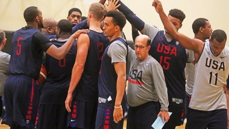 Световните и олимпийски шампиони от САЩ започнаха с трудна победа