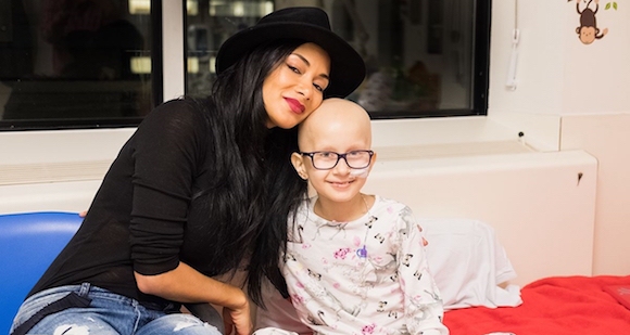 В момента Никол Шерцингер участва в британския X Factor като