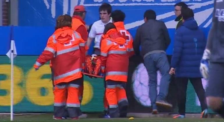 Защитникът на Алавес Алексис Руано бе откаран в болница заради