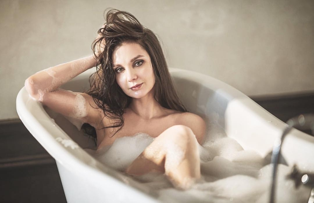 Кореспондентка на КХЛ ТВ прикова мъжките погледи върху себе си