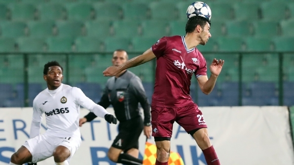 Септември София може да се раздели с двама защитници през