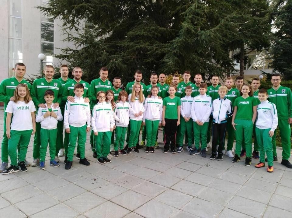 Футболистите на Пирин Благоевград подкрепиха децата плувци от едноименния плувен