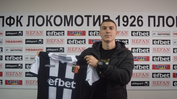Защитникът от школата на Локомотив Пловдив Архан Исуф подписа днес