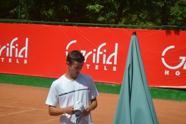 Александър Лазаров стартира с победа на турнира на червени кортове
