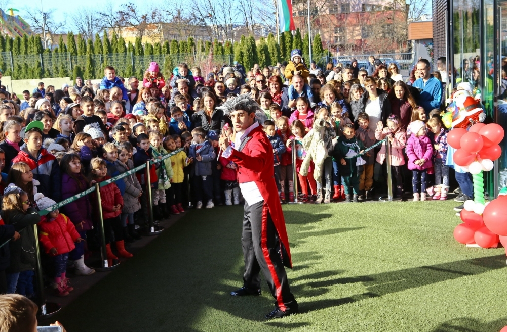 Над 400 деца взеха участие в конкурса Украси Коледната елха