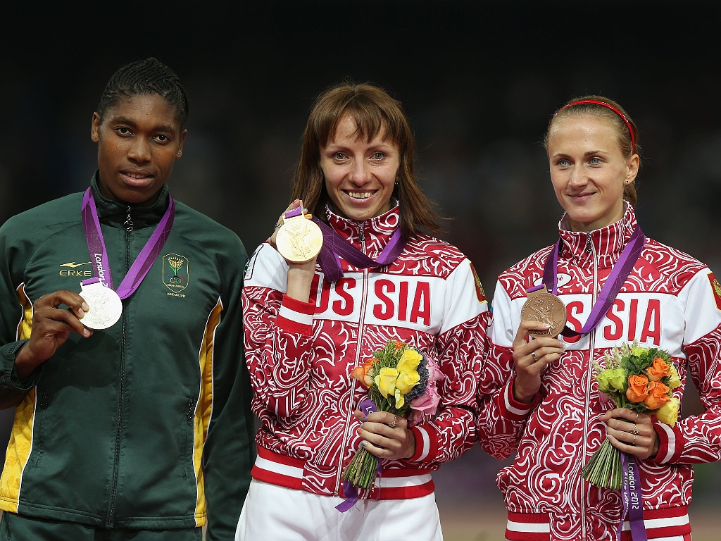 Рускинята Мария Савинова се очаква да се яви по късно днес на изслушване пред Спортния арбитражен съд CAS за да обжалва решението за отнетия й златен олимпийски медал на 800 метра от Лондон 2012 и наказанието за лишаване от състезателни права за четири години Докато не бъде взето окончателно решение спечелените от Савинова медали не могат да бъдат дадени на други състезателки 32 годишната Савинова беше призната от CAS за виновна през февруари тази година след като се оказа че тя е била свързана с употреба на забранени стимуланти в периода от 26 юли 2010 г до 19 август 2013 г Решението на CAS през февруари гласеше също така че Савинова е лишена от световната си титла на 800 м от Дегу 2011 както и от европейското злато спечелено година по рано Южноафриканката Кастер Семеня завърши втора на Световното през 2011 г и на Олимпийските игри в Лондон през 2012