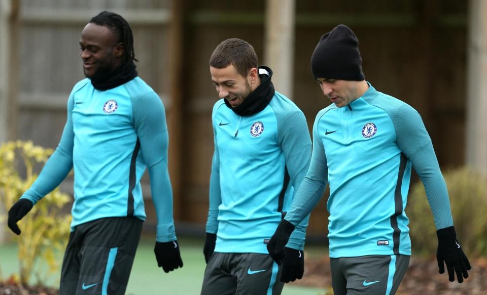 Голямата звезда на Челси Еден Азар не бърза да подпише