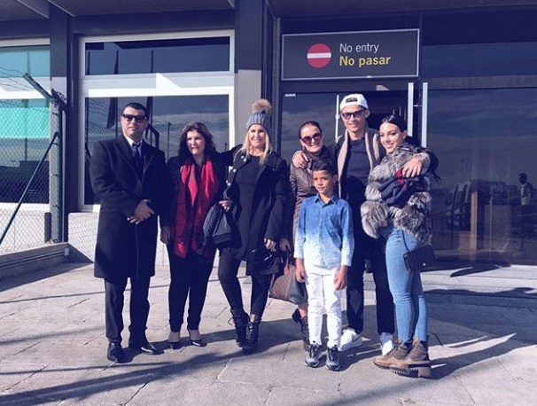 Кристиано Роналдо отлетя с почти цялото си семейство за Париж