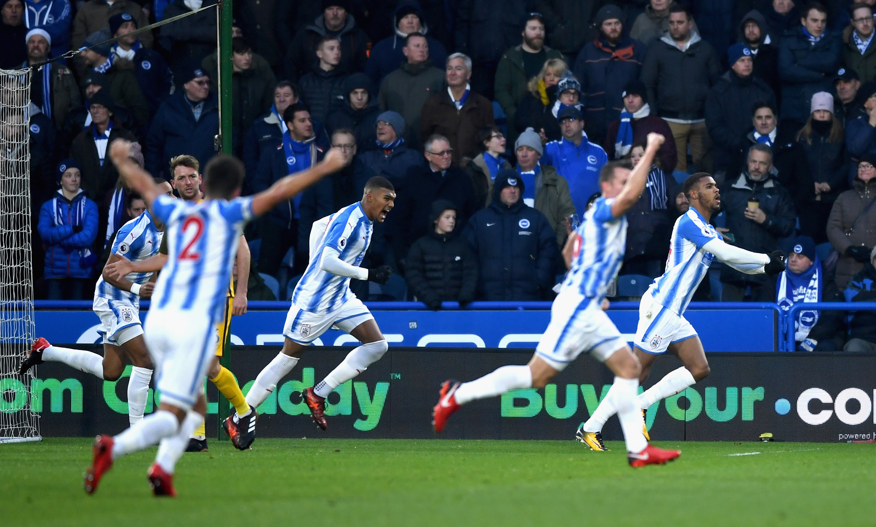 Хъдърсфийлд сложи край на серия от четири поредни загуби след