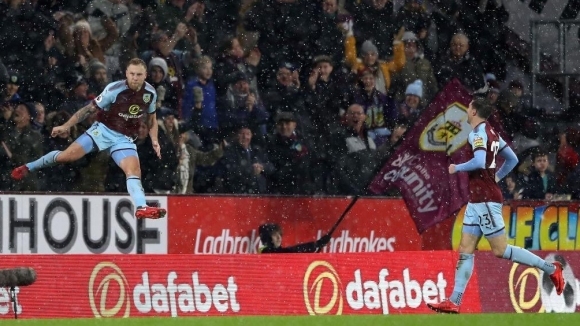 Бърнли се доближи само на точка от четвъртото място във