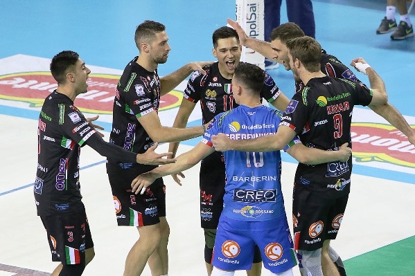 Волейболният национал Цветан Соколов и неговият Кучине Лубе Чивитанова измъкнаха