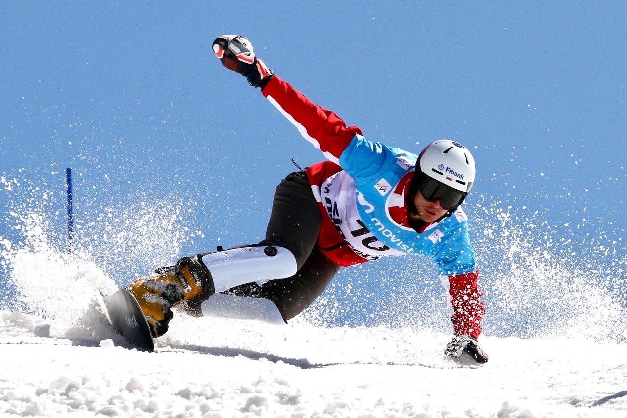 Най добрият български сноубордист Радослав Янков се похвали с лифт кабинка