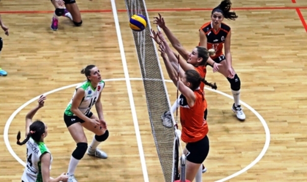 Волейболната националка Емилия Димитрова и нейният Бурса ББ започнаха с