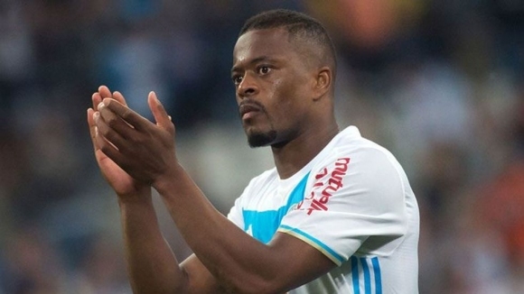 Бившият френски национал Патрис Евра няма намерение да прекратява състезателната