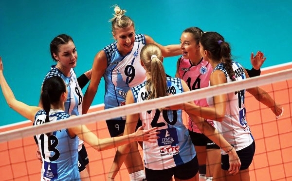 Капитанката на националния ни волейболен отбор Елица Василева и нейният