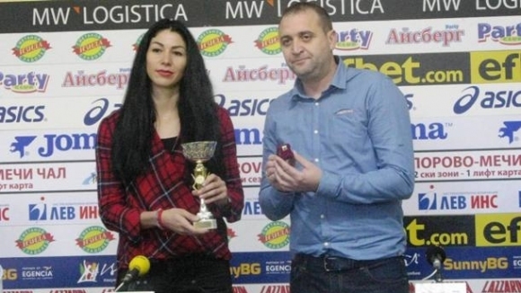 Представителният женски волейболен тим на Марица (Пловдив) и неговият наставник