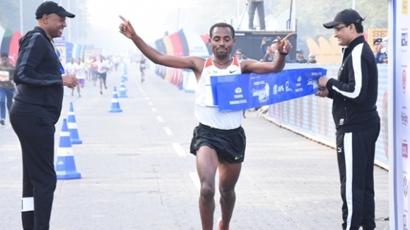 Етиопската легенда в дългите бягания Кенениса Бекеле спечели старта на