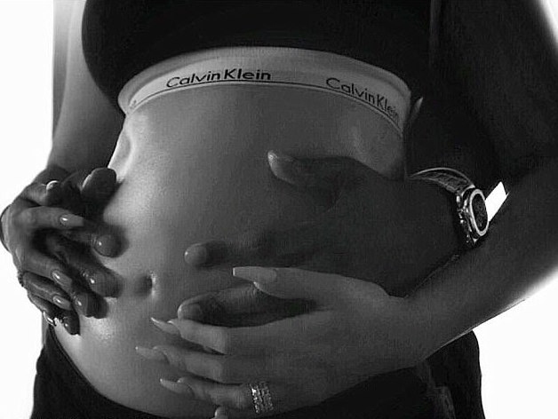 Още през септември тръгнаха слухове че Клои Кардашян е бременна