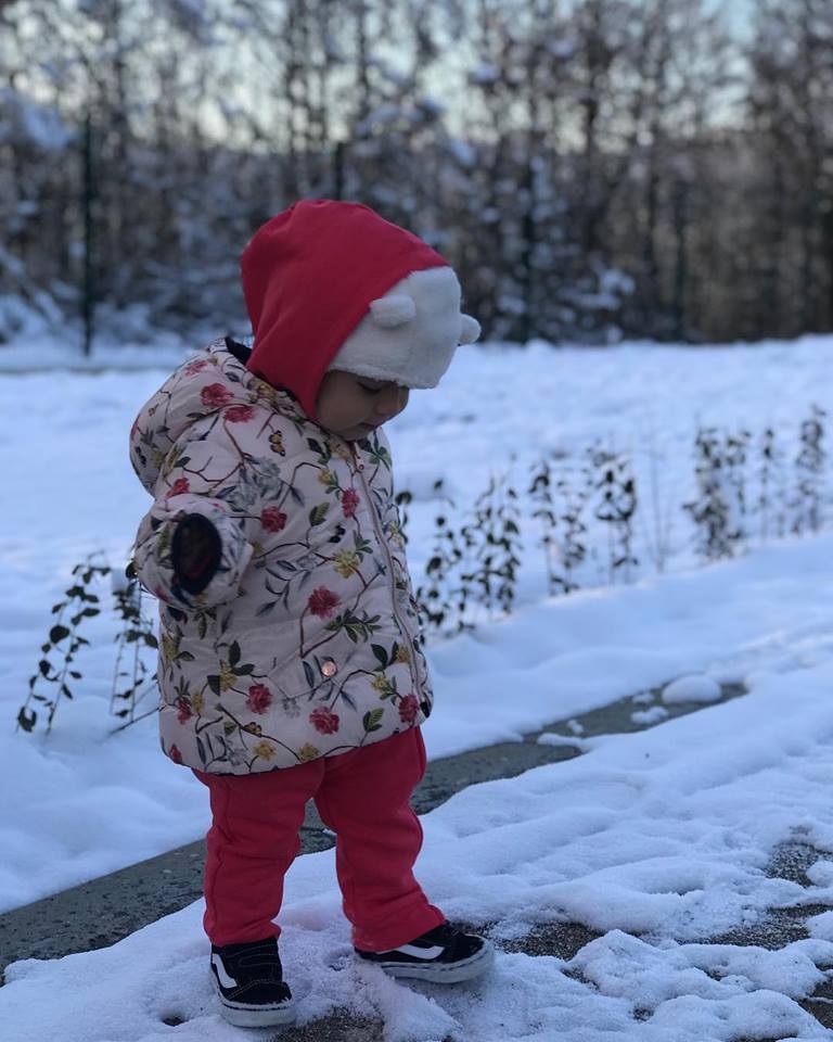 Внучката на Христо Стоичков - Миа, видя сняг за първи
