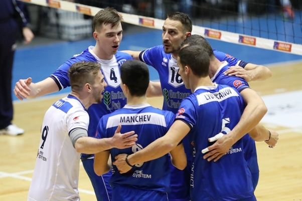 Волейболният отбор на Левски подготвя коледни подаръци за феновете си