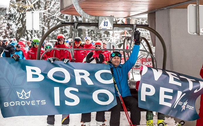 Скиори и сноубордисти вече карат по пистите в Боровец! Първият