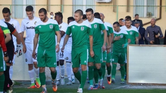 Футболистите на Пирин получиха по две заплати преди Коледа Орлетата